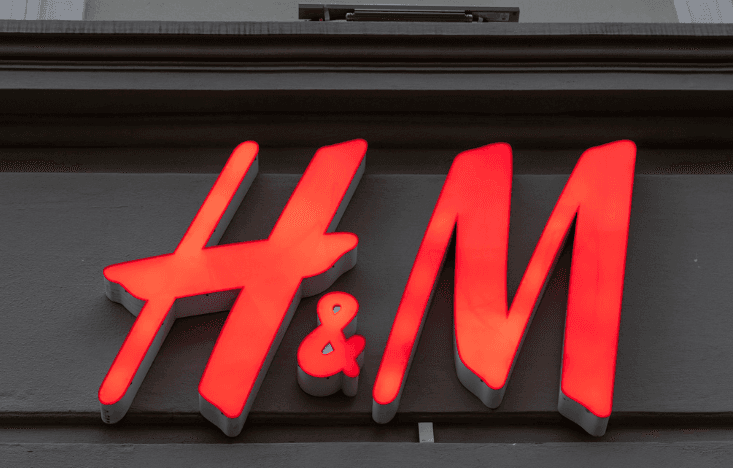 H&M تواجه غرامة بسبب بيع أساور مضرة بالصحة 